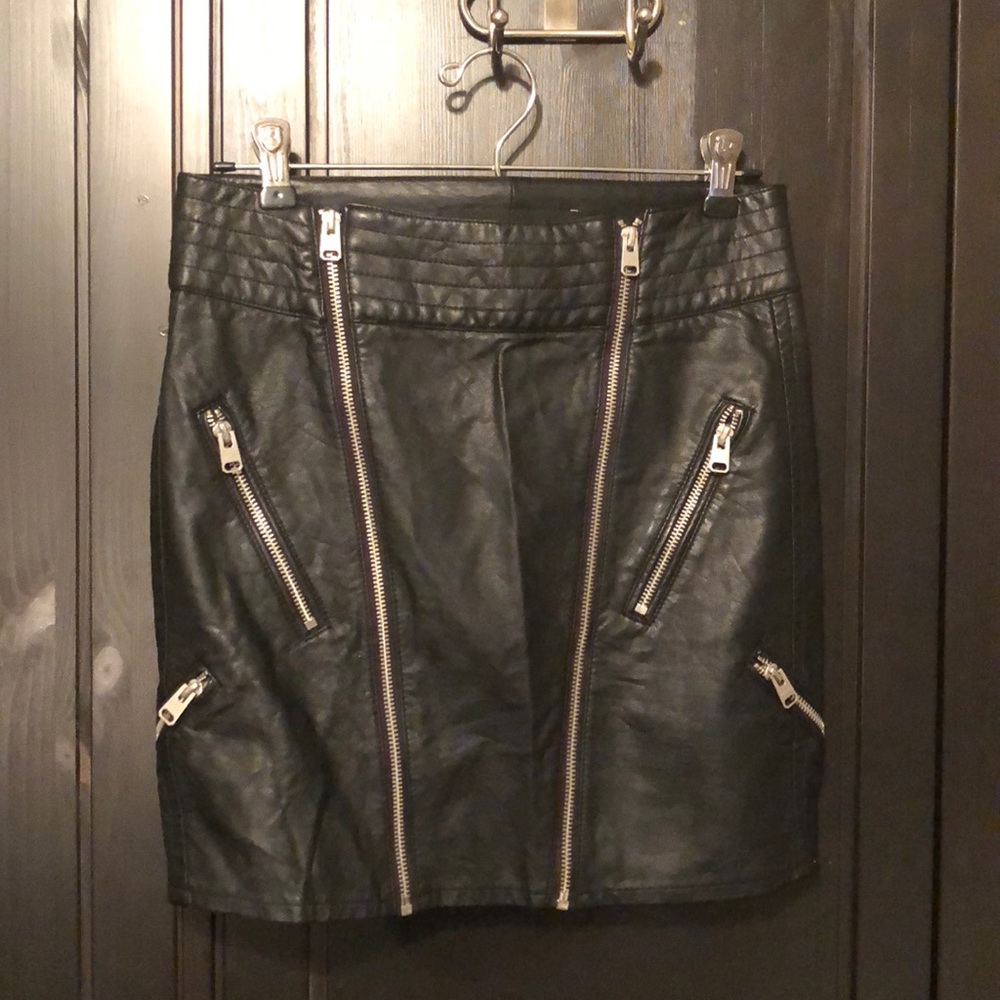 Final Sale! Express faux leather zipper skirt 📸
